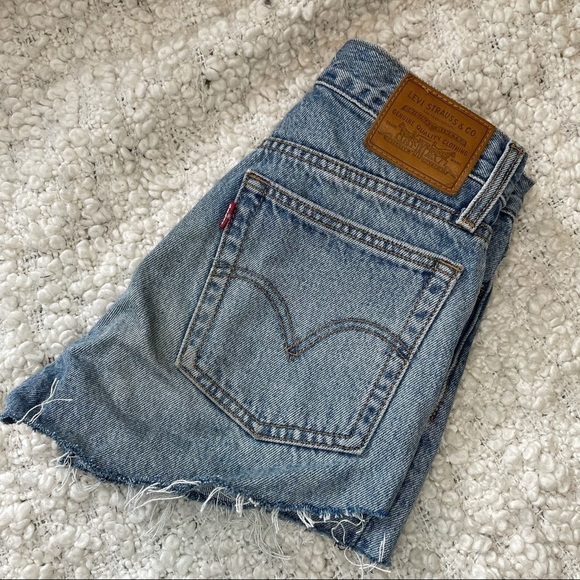 Levi’s Wedgie Cut Off Light Wash Jean Shorts 24 - Picture 7 of 7